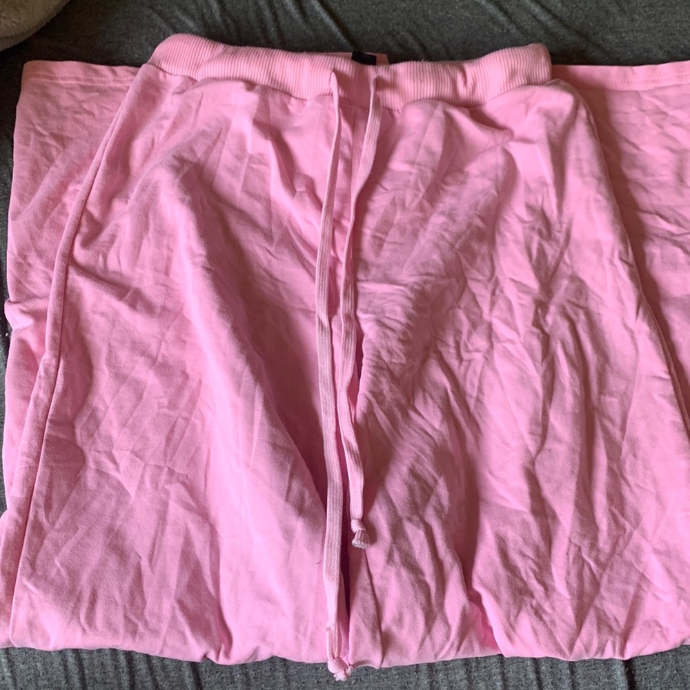 Comfy pink wide legged sweat pants